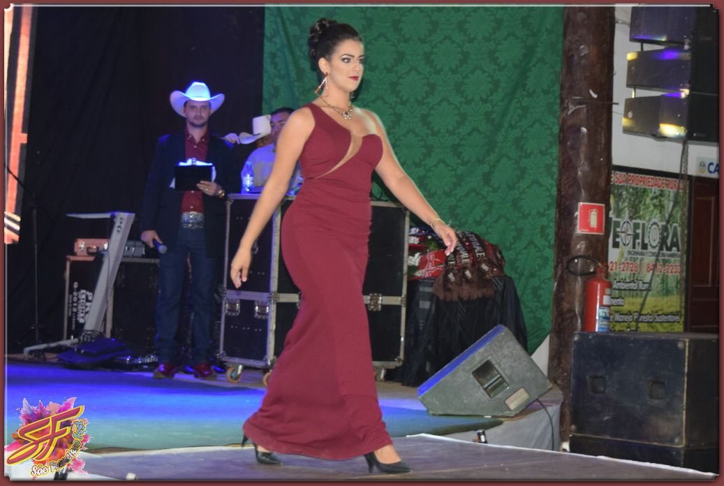 DESFILE DA RAINHA DA EXPOVALE 2019